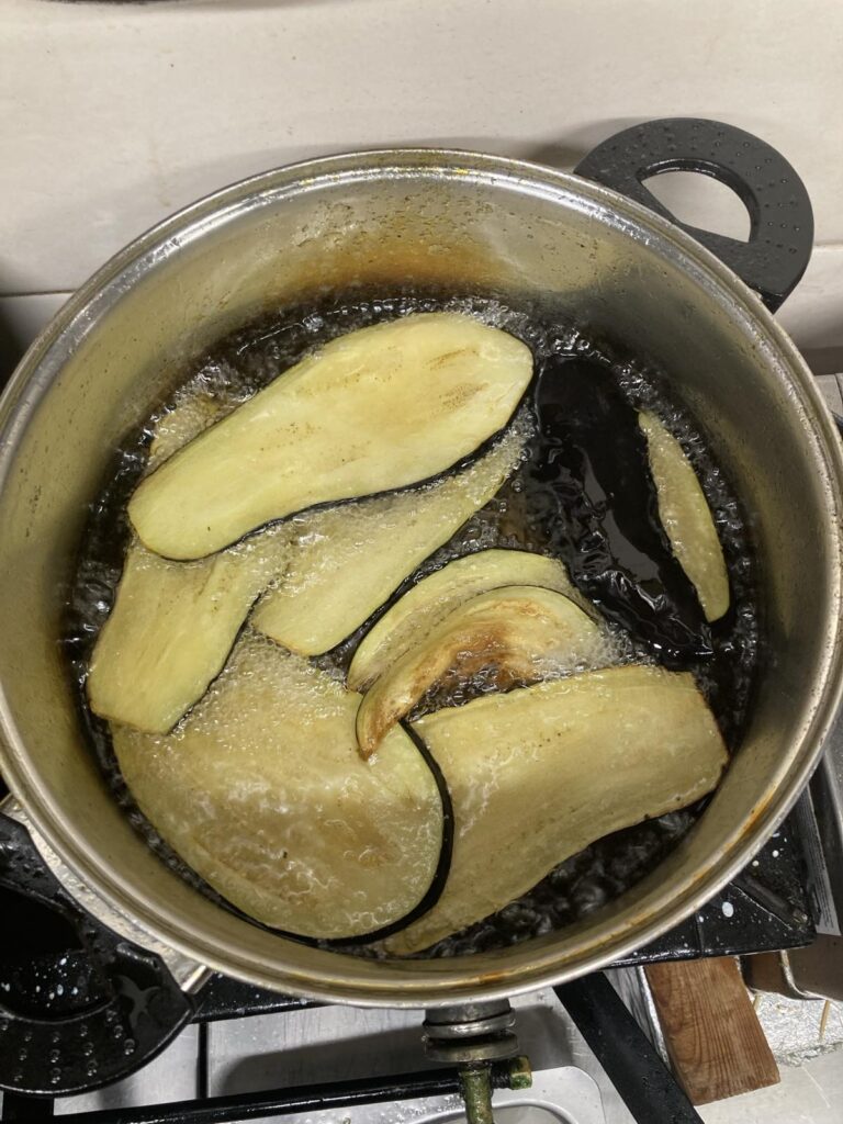 Τηγανιτές Μελιτζάνες, Fried Eggplants, Gebratene Auberginen, Aubergines frites, Ταβέρνα Αντρέας Αγία Τριάδα Ρέθυμνο, Παραδοσιακή ταβέρνα & κρητική κουζίνα, Κρητικό Φαγητό, Τοπική κουζίνα, Andreas Tavern – Agia Triada Rethymno, Traditional tavern & Cretan cuisine in Rethymno, Andreas Tavern – Traditionelle Taverne & kretische Küche in Rethymno, Taverne Andreas – Taverne traditionnelle et cuisine crétoise à Réthymnon