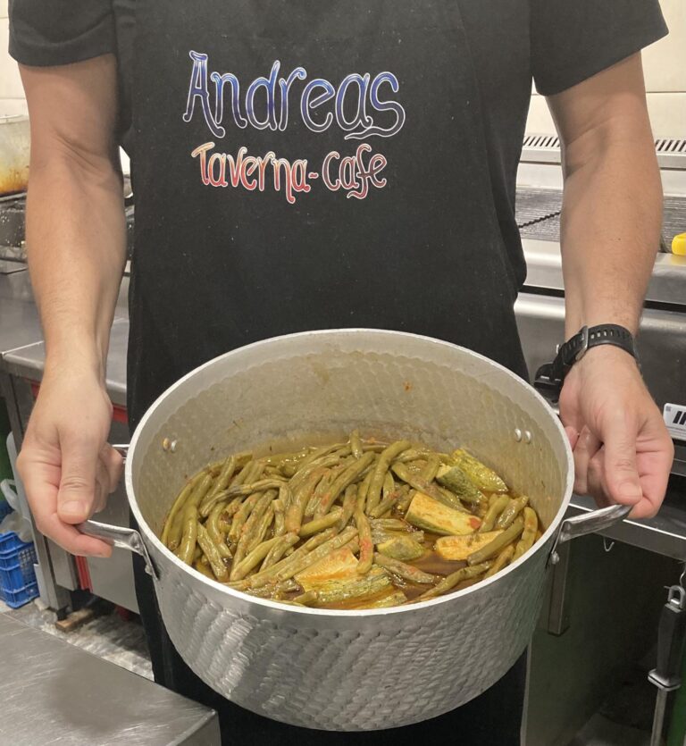 Green beans in chikali with potatoes, oil and herbs - Λαδερά φασολάκια στο τσικάλι