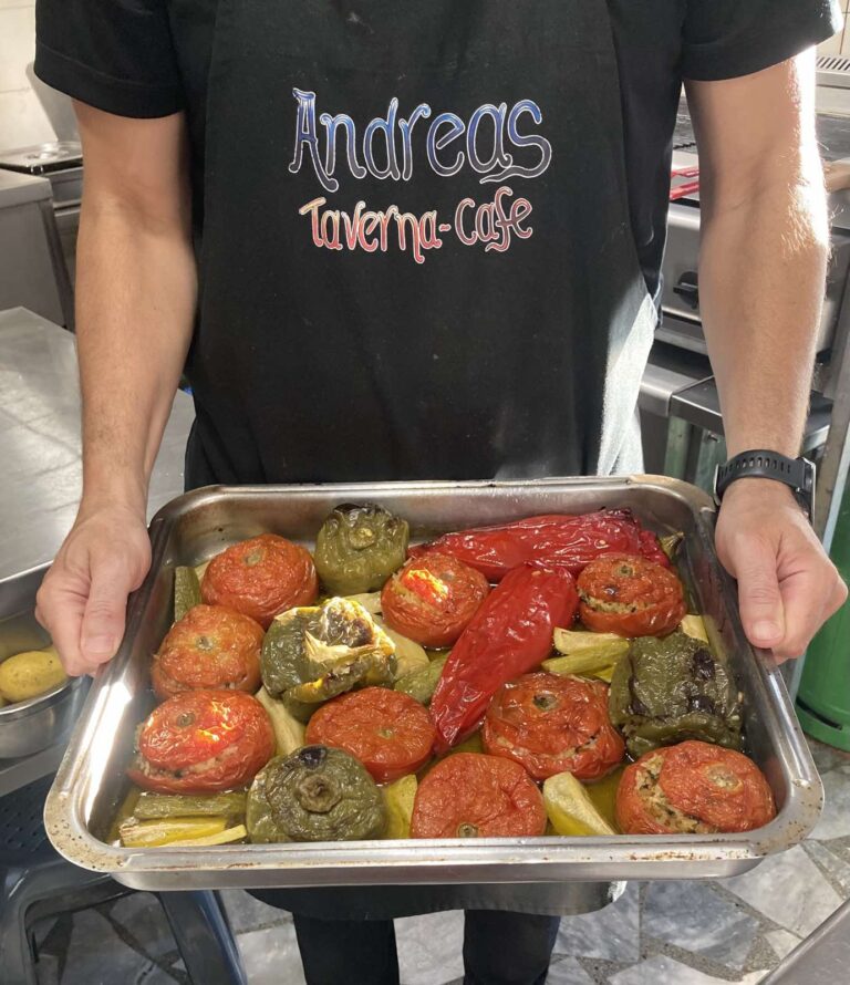 Stuffed with rice in the oven, Γεμιστά με ρύζι στο φούρνο, Gefüllt mit Reis im Ofen, Farci de riz au four, Παραδοσιακή ταβέρνα Ρέθυμνο Κρήτη, Ελληνική κουζίνα, Κρητική Κουζίνα Traditional tavern Rethymno Crete, Greek cuisine, Cretan Cuisine Traditionelle Taverne Kreta, griechische Küche, kretische Küche Taverne traditionnelle crétoise, cuisine grecque, cuisine crétoise