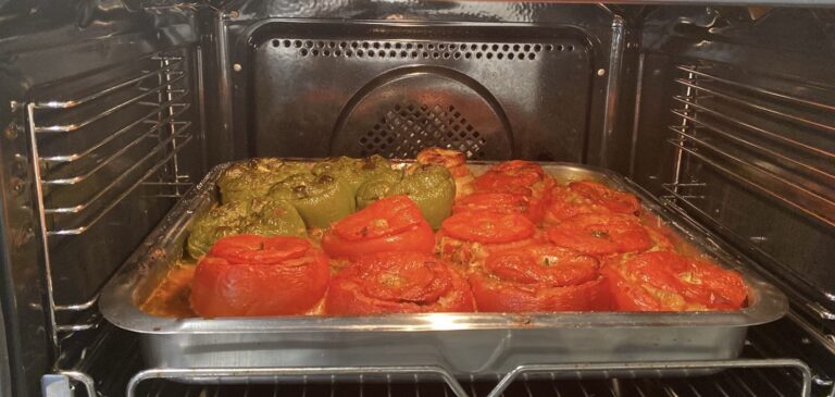 Stuffed in the oven - Γεμιστά στο φούρνο, Ταβέρνα Αντρέας Αγία Τριάδα Ρέθυμνο, Παραδοσιακή ταβέρνα & κρητική κουζίνα, Κρητικό Φαγητό, Τοπική κουζίνα, Andreas Tavern – Agia Triada Rethymno, Traditional tavern & Cretan cuisine in Rethymno, Andreas Tavern – Traditionelle Taverne & kretische Küche in Rethymno, Taverne Andreas – Taverne traditionnelle et cuisine crétoise à Réthymnon